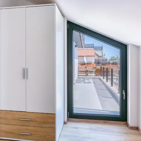Nevia - B8 - Mpolo Apartment