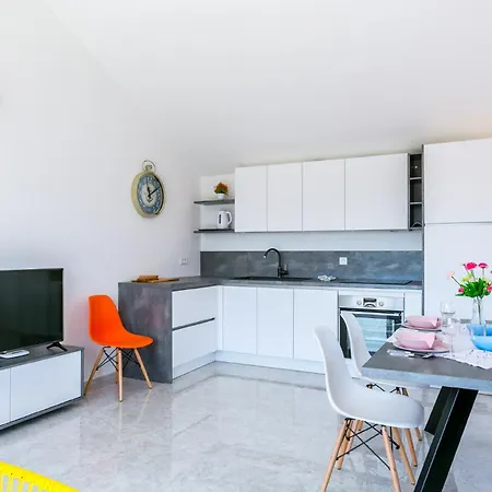 Nevia - B8 - Mpolo Apartment