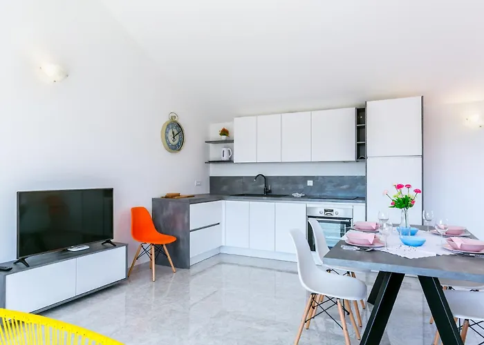 Nevia - B8 - Mpolo Appartement