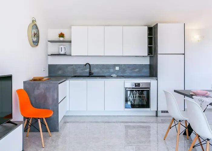 Nevia - B8 - Mpolo Medulin